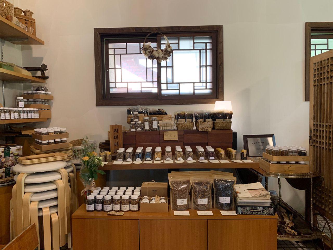 Gyeongbok Palace/Apgujeong Korean Foot Bath Cafe | Tea Therapy