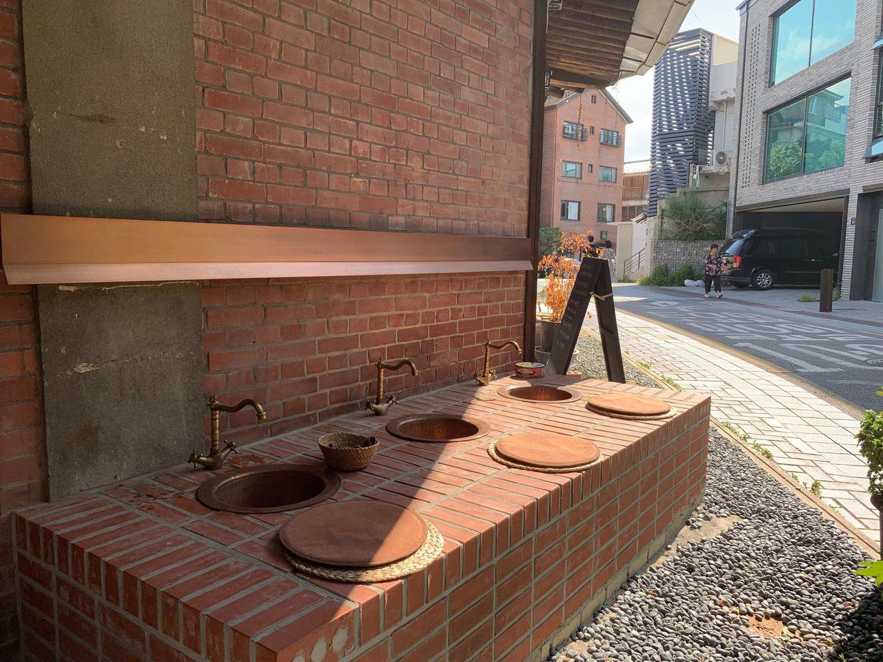 Gyeongbok Palace/Apgujeong Korean Foot Bath Cafe | Tea Therapy