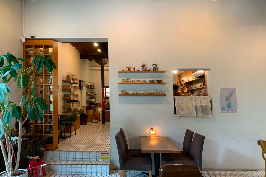 Tea Therapy咖啡廳內部的展示區域，展示著各種韓方茶材料
