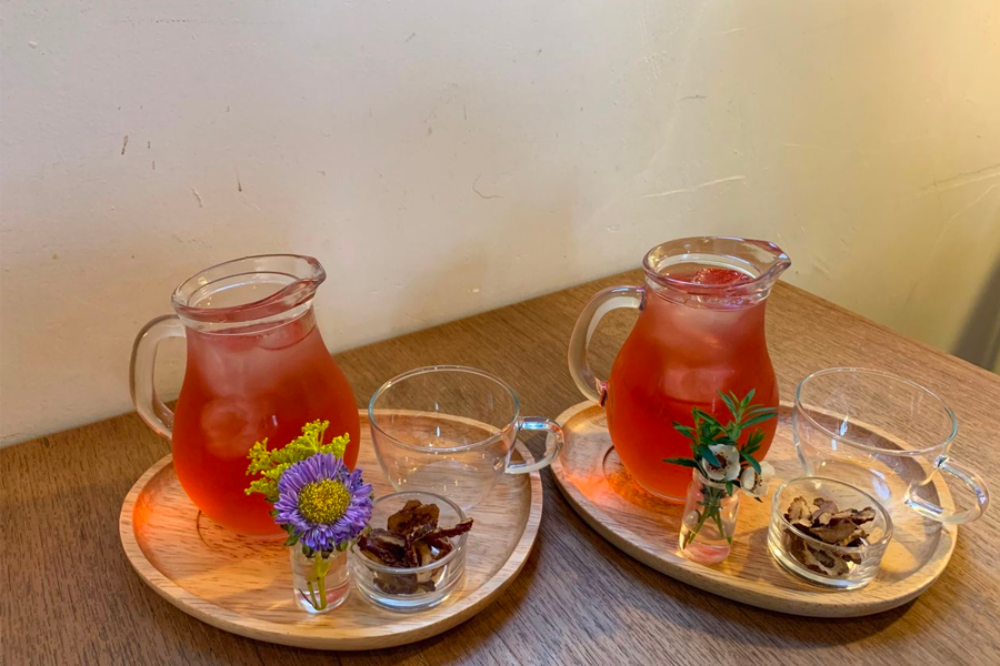 Tea Therapy的展示櫃，陳列多種韓方茶草藥