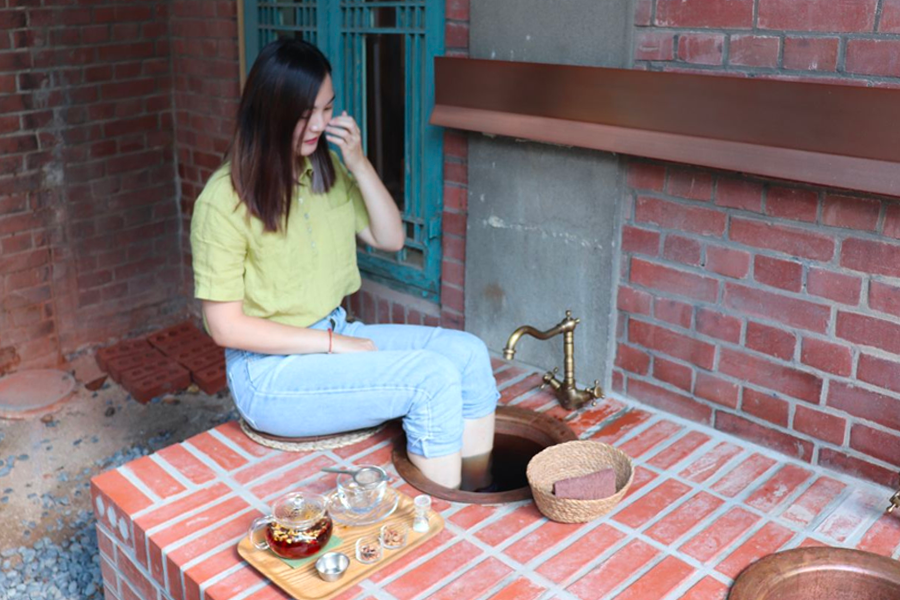 韓式草本茶組合，包含茶具及韓國特色的小配料
