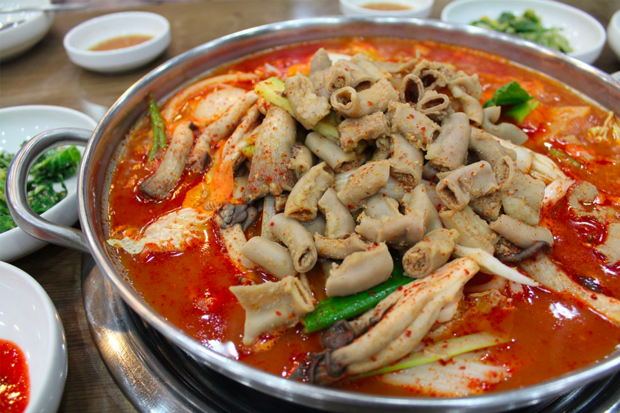 韓國傳統火鍋菜餚，盛滿豐富的食材，煮沸的紅湯令人垂涎欲滴，是秋冬季暖身的絕佳選擇。