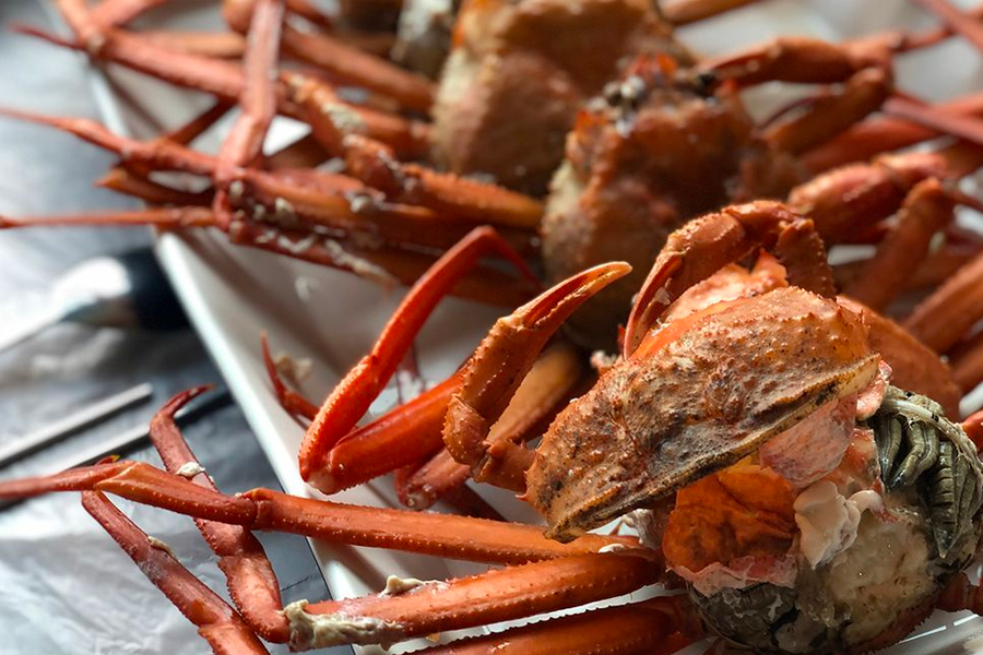 韓國秋天的美味海鮮，巨大的螃蟹盤呈現出吸引人的鮮嫩蟹肉，透露出豐富的蟹黃滋味。