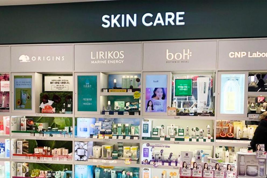 首爾美妝店的保養品展示架，擺滿知名品牌的各類護膚產品，迎接秋冬保濕季的到來。
