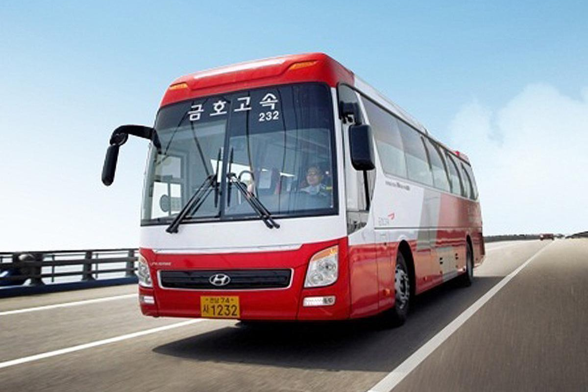고속도로에서 현대 고속버스가 주행 중인 이미지