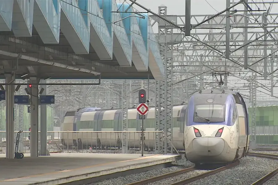 한국의 고속철도 KTX와 여러 철도 노선이 보이는 최신 기차 스테이션 이미지