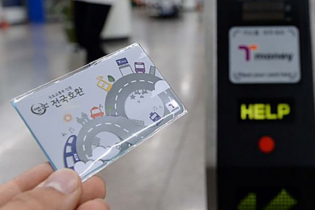 지하철 스테이션에서 T-money 카드와 헬프 버튼이 있는 교통 스테이션 이미지