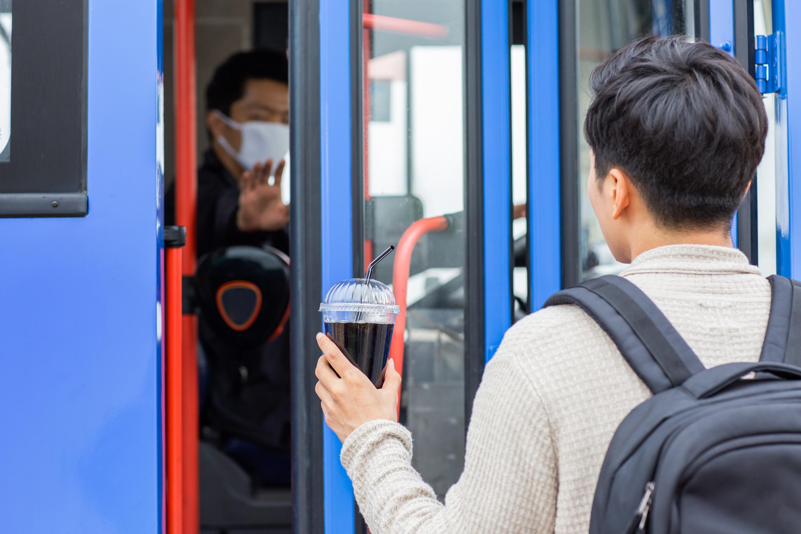 韓国のバスに乗り込む人が飲み物を持っていて、運転手が乗車を拒否しています。