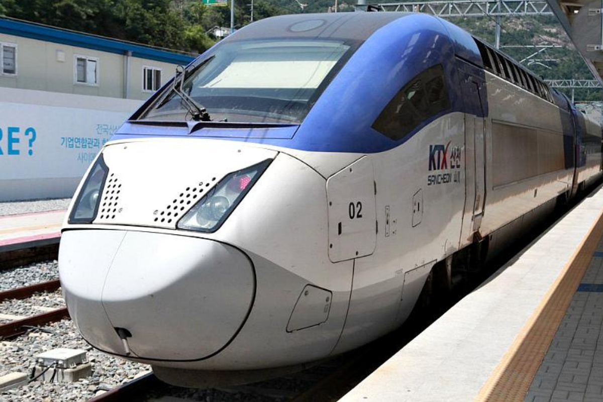 현대적인 한국 KTX 기차가 정차한 기차 스테이션의 이미지