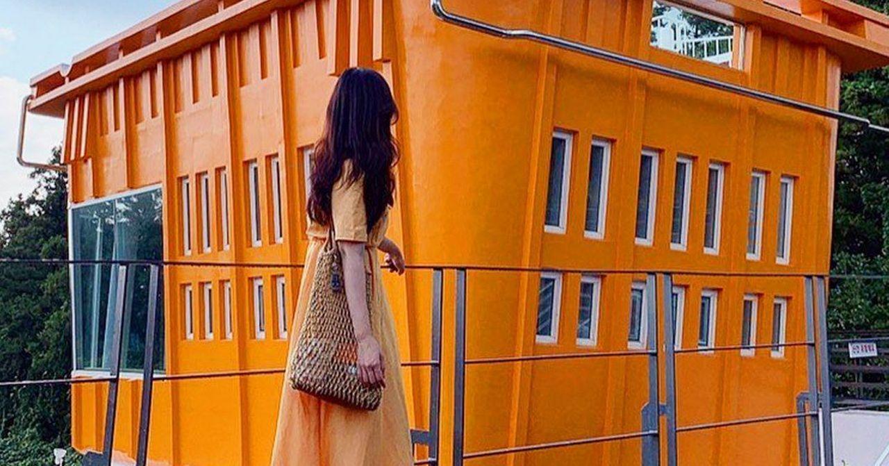 熱門咖啡店，以巨大橘子籃設計吸引顧客目光。