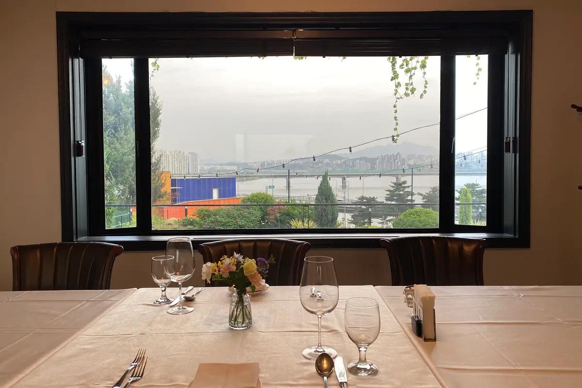 個室内の落ち着いた雰囲気と、窓からの漢江の美しい眺めが特徴。