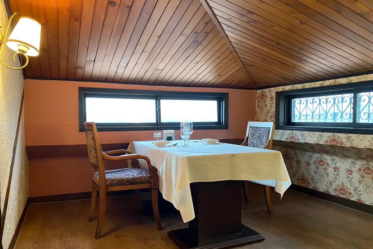 2階フロアのウッドスタイルのインテリアは暖色系の照明を使用し、和やかな魅力を提供します。