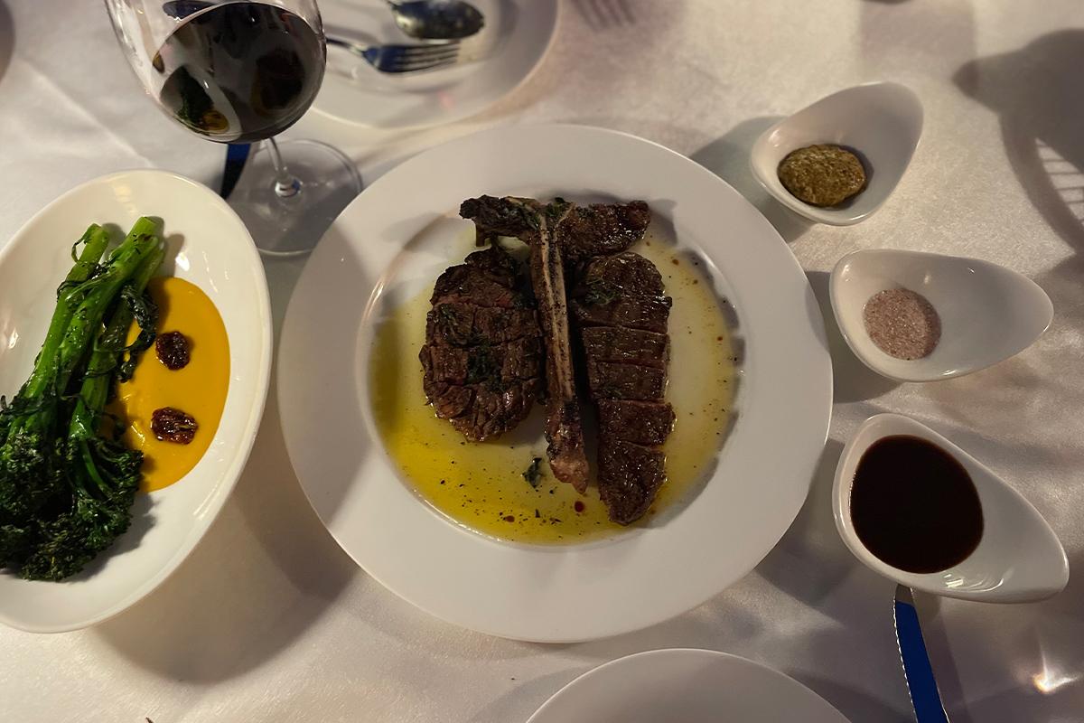 IOU 레스토랑의 프라임 등급 티본 스테이크, 한강을 바라보며 즐기는 별미