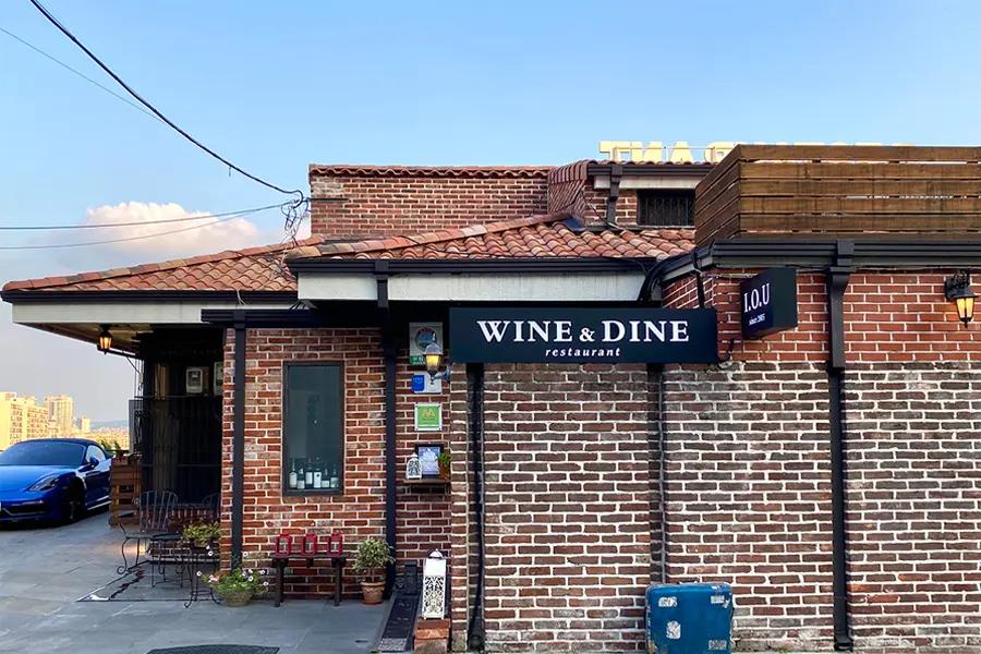 外観と高級感溢れるI.O.Uレストランのエントランスです。漢江を見渡せる素敵なプロポーズスポットとして知られる場所。