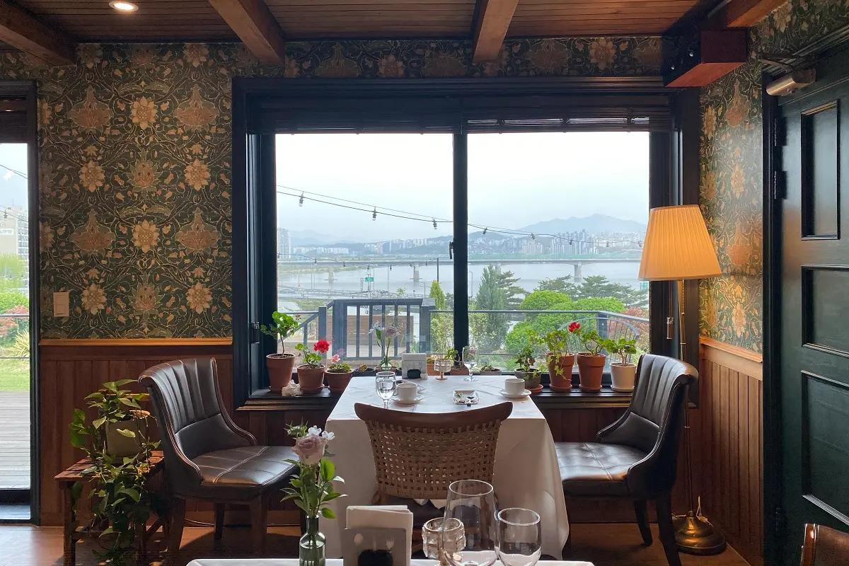 窓際席からの絶景が人気のレストランで、特に漢江の夜景は写真撮影に最適。