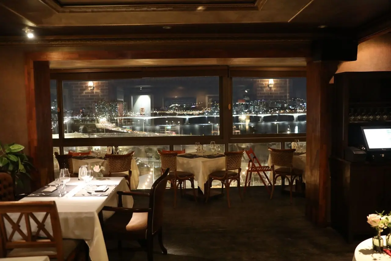 色とりどりの花が飾られた韓國・ソウル「I.O.U」レストラン