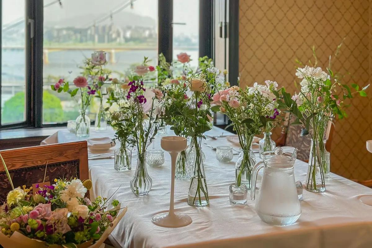 2階フロアではウッドスタイルのインテリアと柔らかな照明がリラックスした空間を提供。