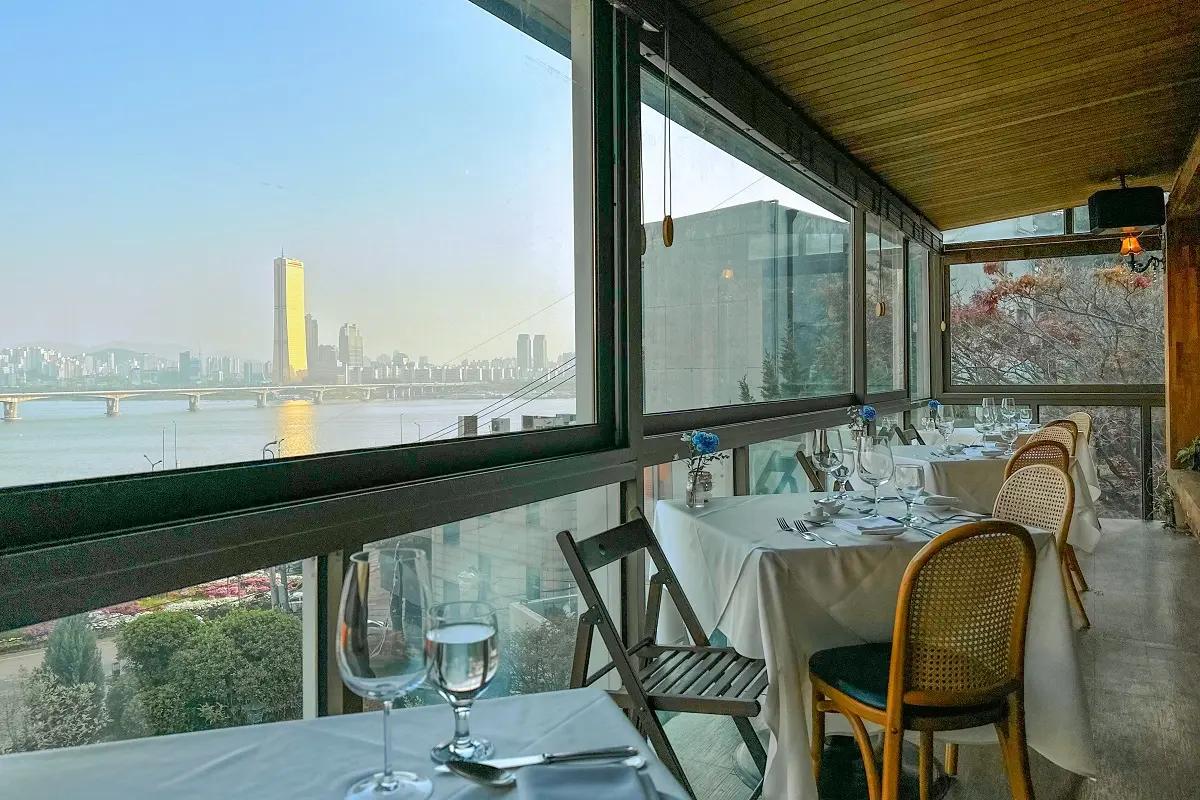漢江景色を望むレストラン内の窓際席で、ロマンチックなディナーを楽しむことができます。