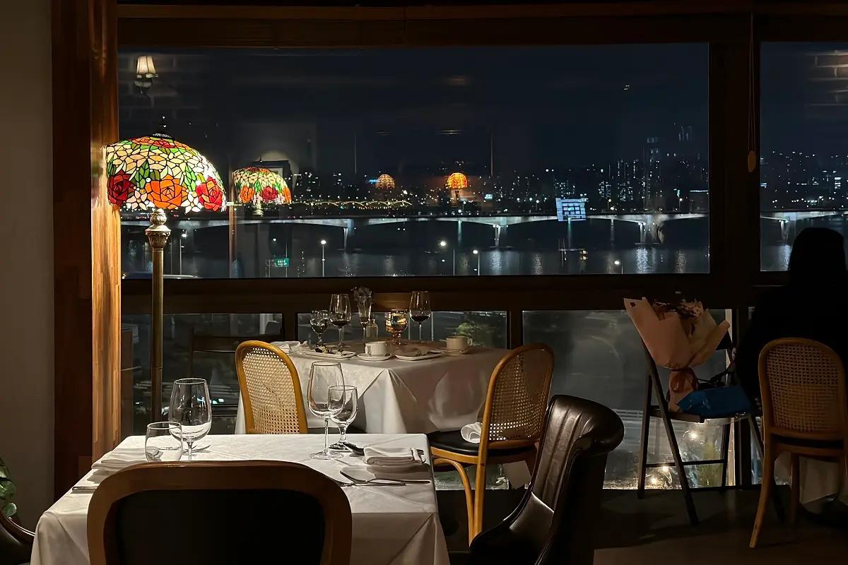 ロマンティックな漢江夜景を楽しみながら、特別なディナーを堪能できるのがI.O.Uレストランの魅力。