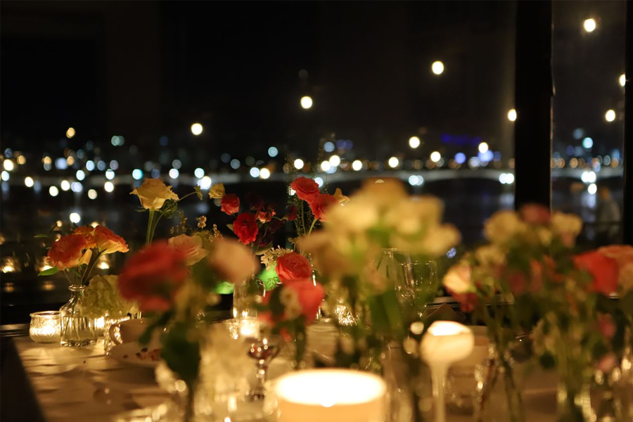 夜景をバックにした韓國レストラン「I.O.U」の窓際の風景