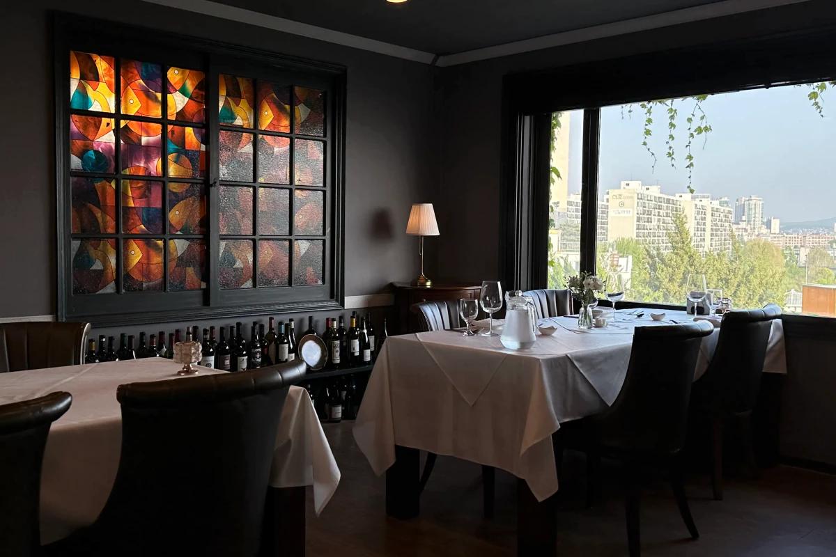 美しい自然の景色と調和する洗練されたインテリアが特徴の3階レストランエリア。