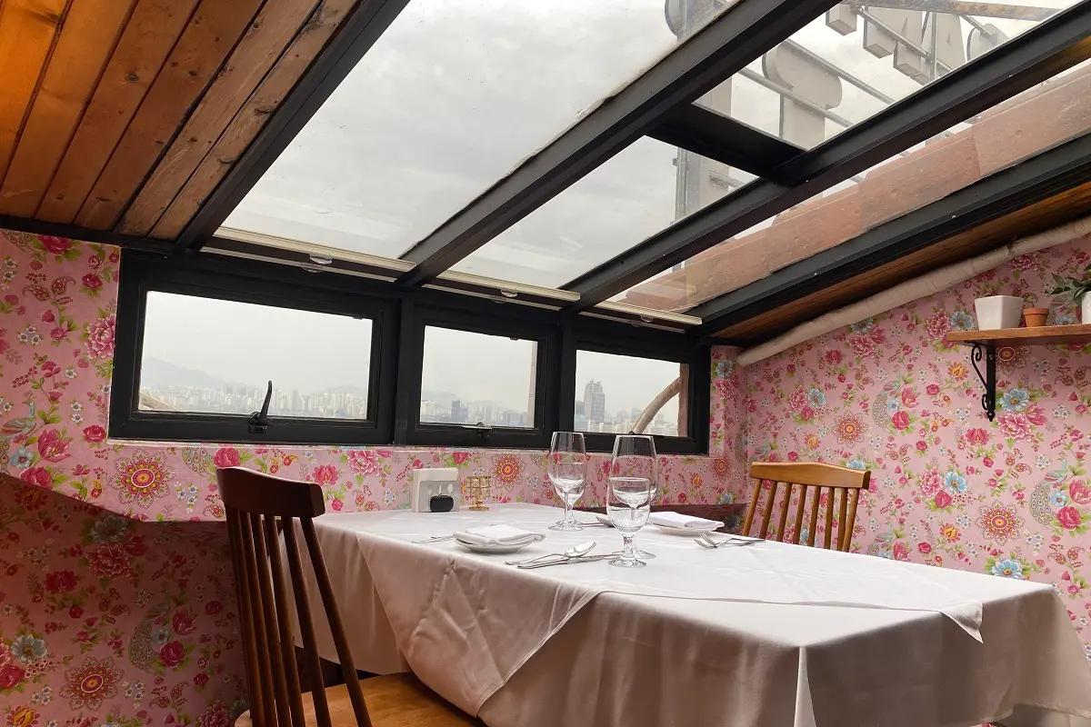 人気の個室はプロポーズに最適、1面ガラス張りでプライベートな空間を提供。