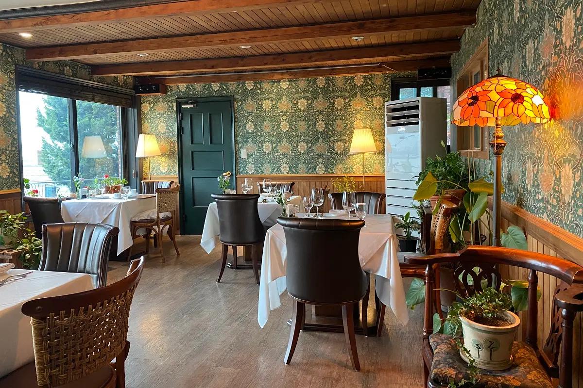 1階のレトロなインテリアを持つダイニングエリアは、暖かい雰囲気で訪問者を迎えてくれます。