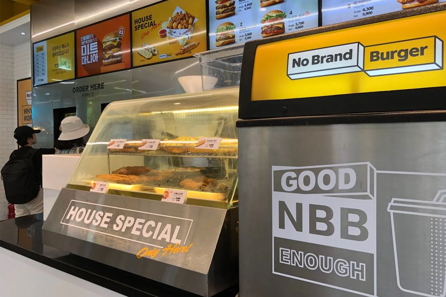 노브랜드 버거 카운터 앞의 음식 주문 및 메뉴 전광판 모습