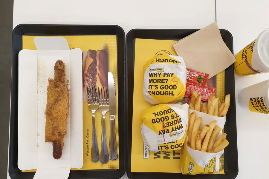 노브랜드 버거 음료 컵과 햄버거를 들고 있는 손님의 손 사진