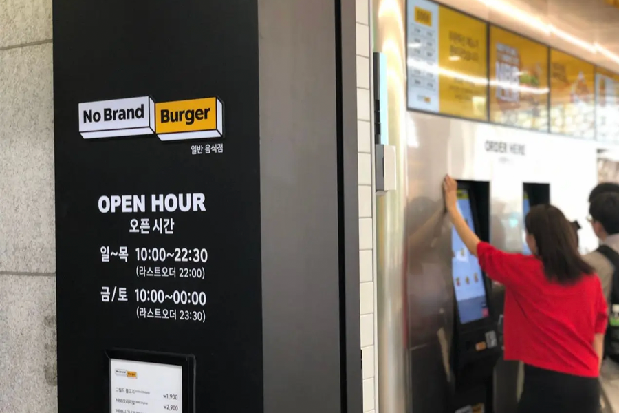 노브랜드 버거의 운영 시간과 셀프 주문 기기 사용 모습