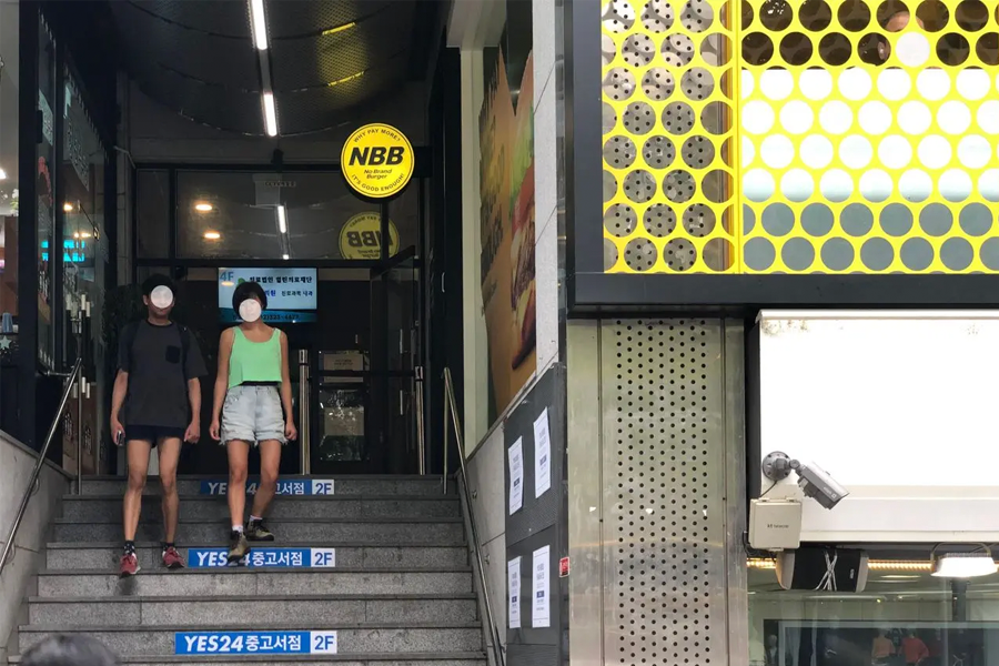 노브랜드 버거로 들어가는 입구 모습과 상표의 로고