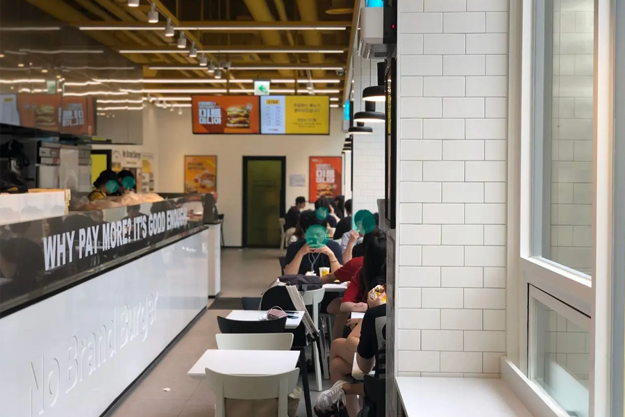 노브랜드 버거의 햄버거와 감자튀김, 어묵꼬치 메뉴가 담긴 식판 사진