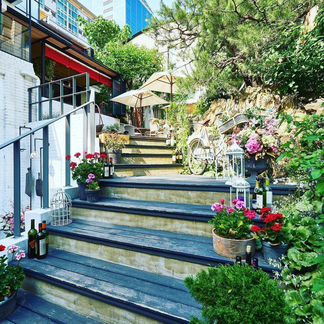 ソウル江南の人気レストラン、ピンクソル740の外観。多くの植物と自転車が飾られ、フォトジェニックな雰囲気を演出している