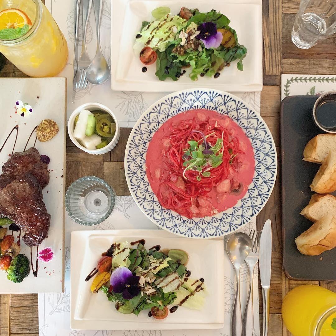 ソウル江南のレストラン、ピンクソル740で提供される料理。ビビッドな色合いのビートルートを使ったピンクパスタとサラダが並ぶテーブル