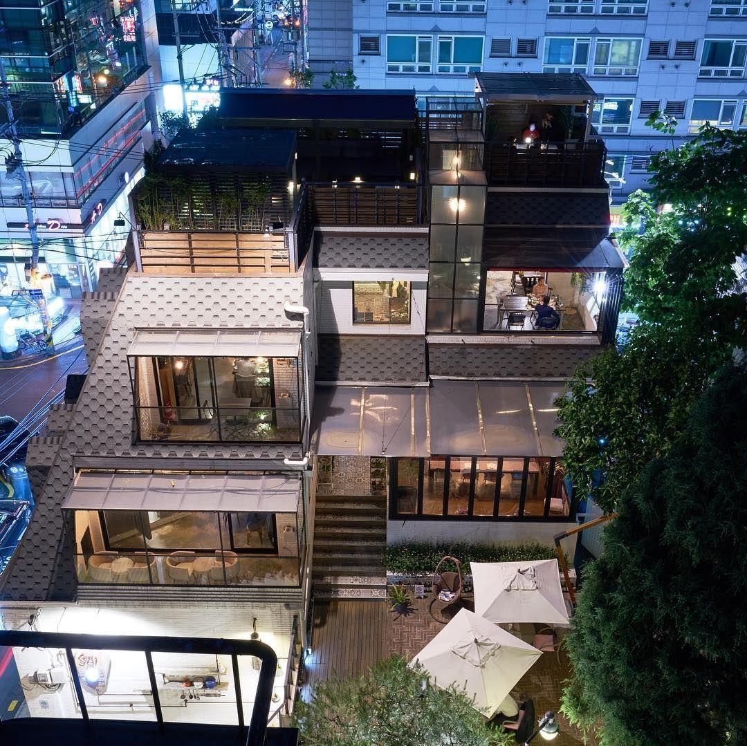 ピンクソル740の夜の外観。ライトアップされることで幻想的な雰囲気が醸し出される