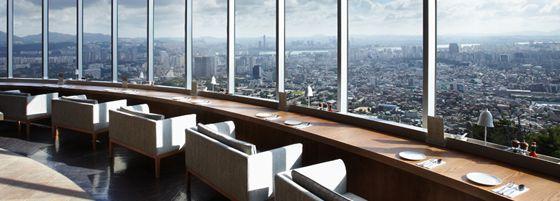 Nソウルタワーの最上階からの眺望。昼間のソウルの街並みを一望できる