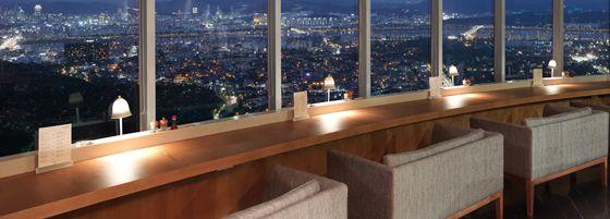 Nソウルタワー内のレストランで提供される料理。眺めの良い席から見るソウルの夜景