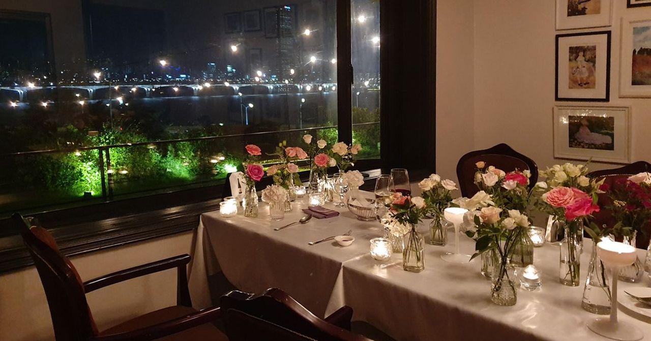 漢江の眺望が楽しめるIOUレストランからの夜景。窓のすぐ外に広がる美しいシティライツ