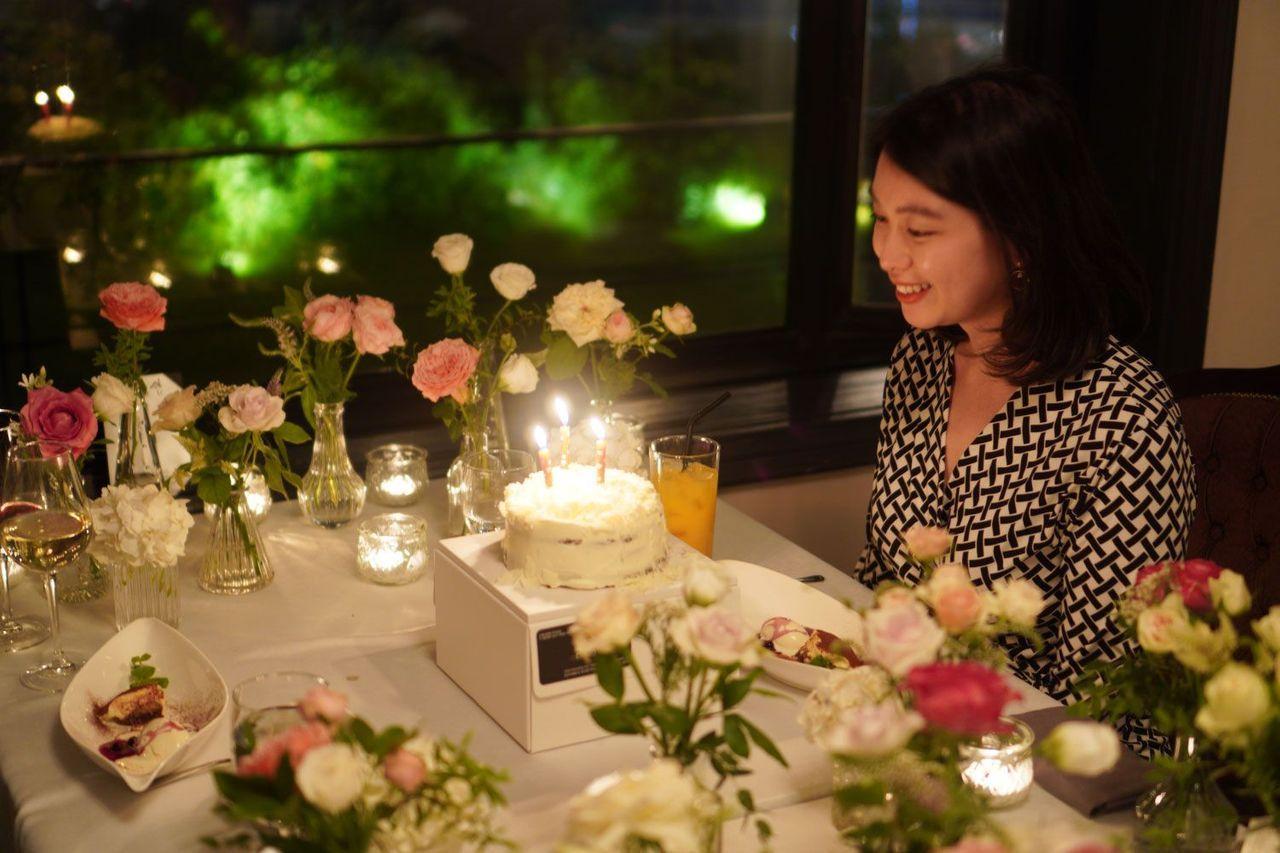 IOUレストランでの特別なディナーセットアップ。テーブルは美しく飾られ、ロマンティックなデートにぴったり