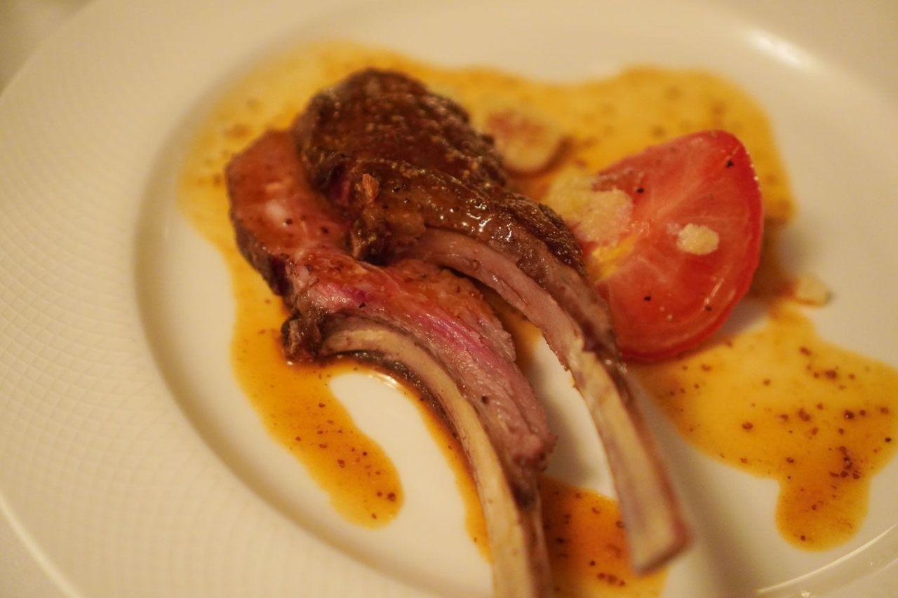 IOUレストランでの食事風景。2人で夜景を楽しむ中、ステキな雰囲気が広がる