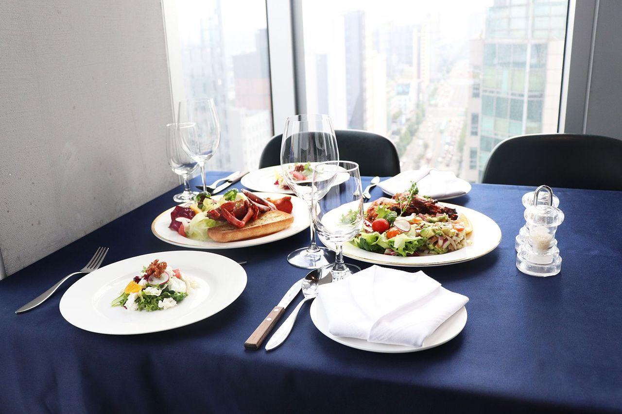 弘大のL7フローティングレストランのインテリア。エレガントなデザインが特徴