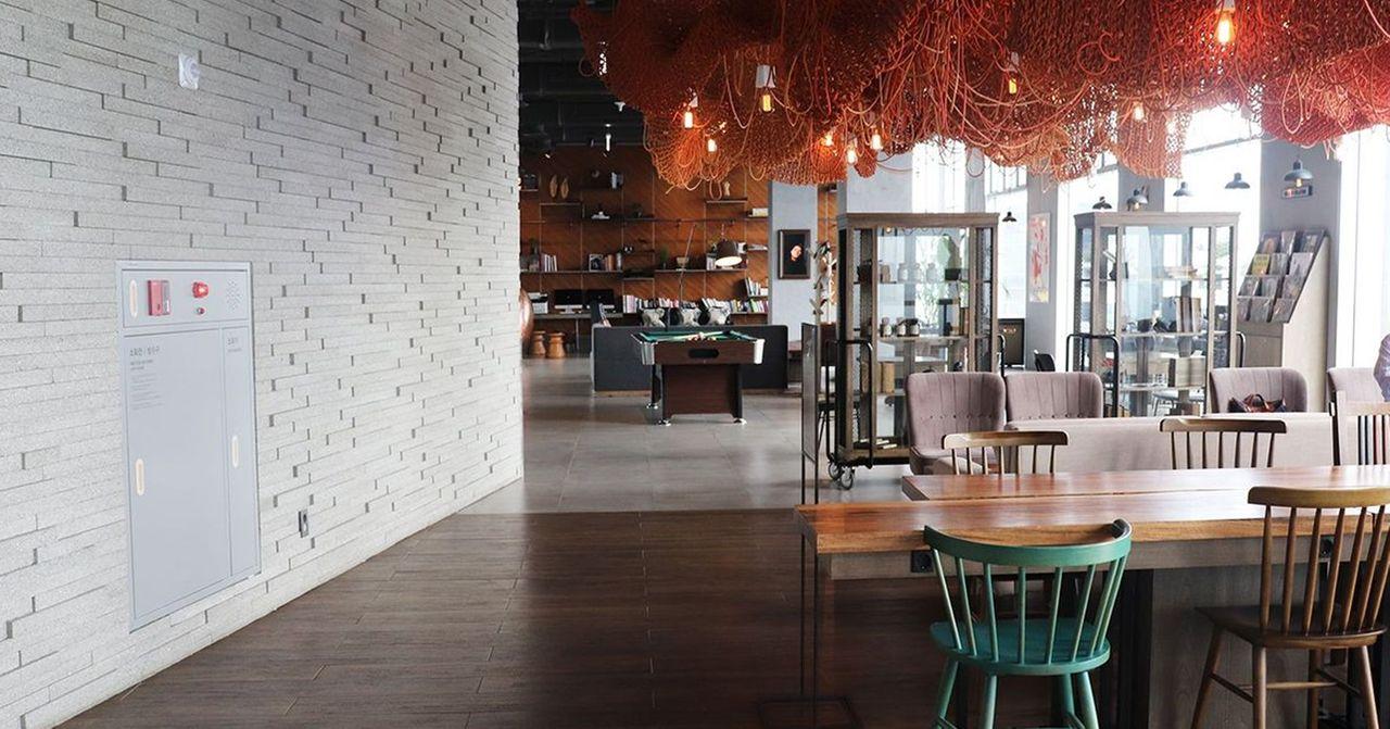 L7フローティングでのディナーテーブル。料理が美しくセットされ、窓からの眺望が魅力的