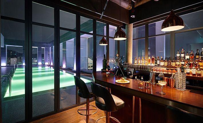 フローティングのプールサイドバー。都会の景色を楽しみながら、夜を特別に過ごせる