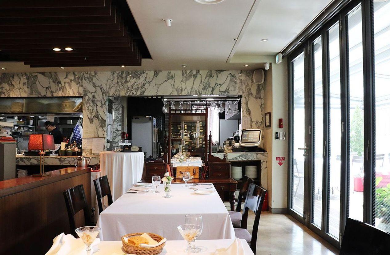 ホンデのイタリアンレストラン、アラトーレの店内外観。洗練されたインテリアとアクセスしやすいロケーション