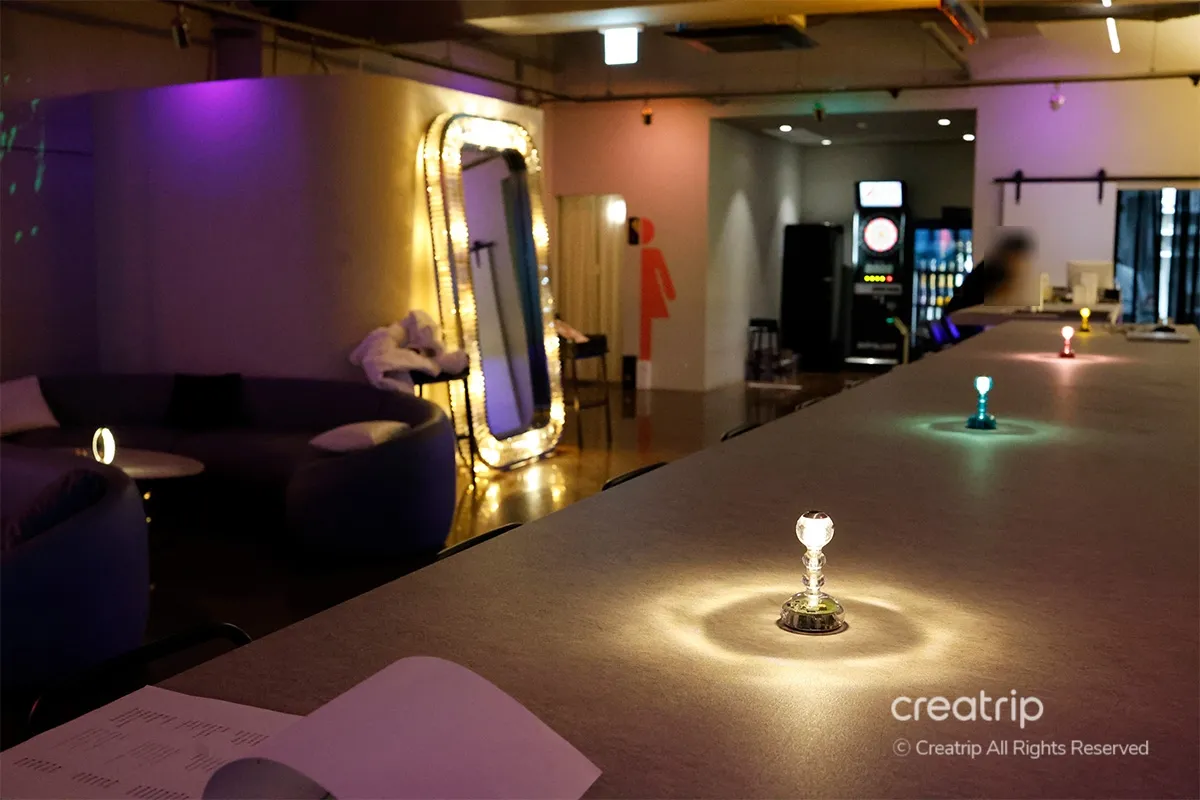 在Kemistri紅酒吧內部的色彩斑斕的燈光和舒適的座位，大臺面上的燈泡形成有趣的光環效果，適合浪漫約會的氛圍。