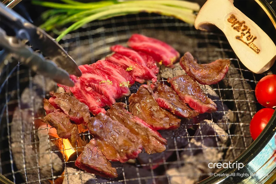 在太初排骨上，滋滋作響的韓牛肋排正被專業切割，溢出的肉汁和炭火的香味讓人垂涎。而員工細心的服務，更提升了整體用餐體驗。