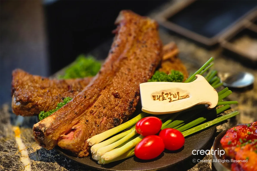 太初排骨的特色菜，配有新鮮的燒烤排骨和裝飾性蔬菜，色香味俱佳，是享受高品質韓國燒烤的好選擇。