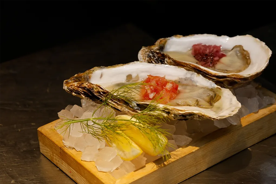 精心擺放在冰塊上的新鮮牡蠣，配以檸檬和香草，讓人享受牡蠣的純淨味道，這是韓式餐酒館JINJAK KAKII的特色。