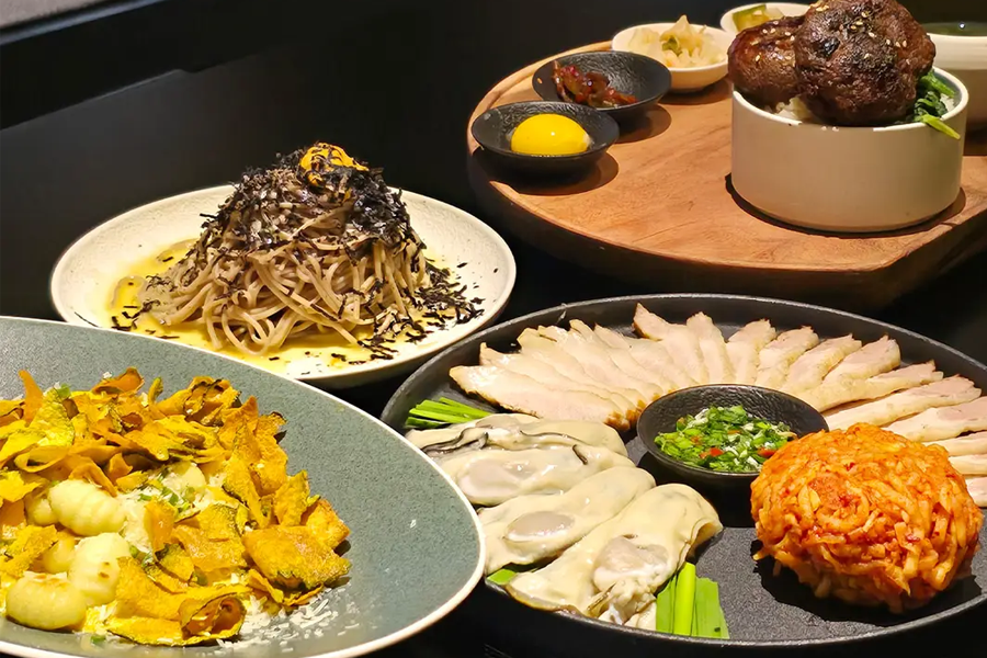 擁有多樣化的創意韓式菜餚，JINJAK KAKII提供了從意大利餃子到牡蠣等菜餚，各式各樣的選擇讓用餐者驚喜不斷。