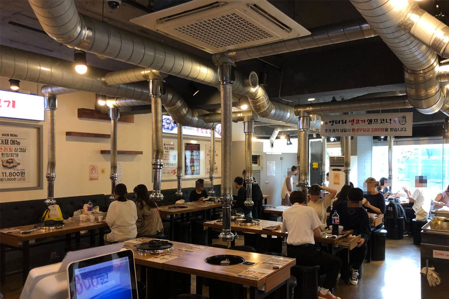 弘大「荒謬的生肉」店內用餐環境，常常需要排隊等位，特別是在用餐時段。